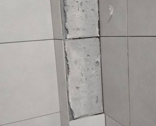 莘县瓷砖空鼓维修公司分享下瓷砖施工前基层浇水润湿程度不足，可能导致以下问题