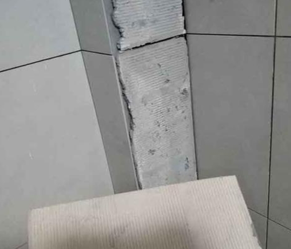莘县瓷砖空鼓维修公司分享下厨房瓷砖脱落的补救措施。